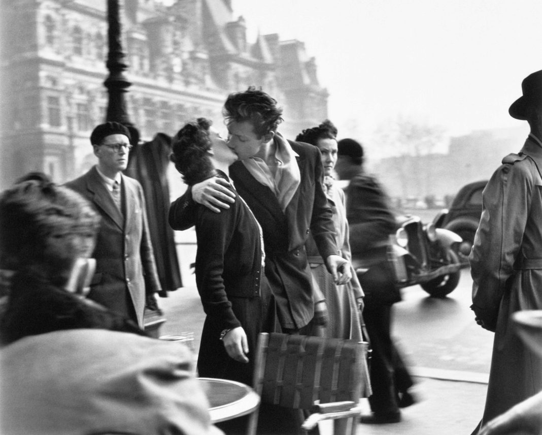 Le baiser de l’Hôtel de Ville, Paris 1950 © Robert Doisneau