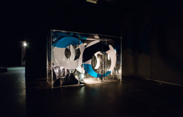 Anicka Yi We are Water, 2015 Vinile, tubi di acciaio, casco da moto, diffusore di profumo, ciotole in metallo, collutorio, bottiglie di plastica, calze, perline idrogel, contenitore di vetro, tè nero, secchio in plastica, acqua, luce da lavoro Veduta dell’installazione, The Kitchen, New York, 2015 Courtesy l’artista, Gladstone Gallery, New York e Bruxelles,e 47 Canal, New York Foto Jason Mandella