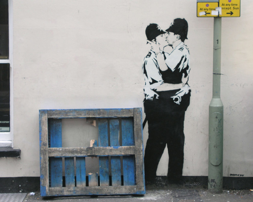 KISSING COPPERS - Banksy
