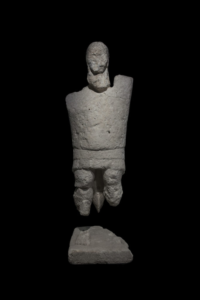 ITA Statua di pugilatore Necropoli di Mont’e Prama (Cabras, Oristano) Calcare, altezza 170 cm, larghezza 49 cm, profondità 30 cm IX – VIII sec. a.C. Cagliari, Museo Archeologico Nazionale
