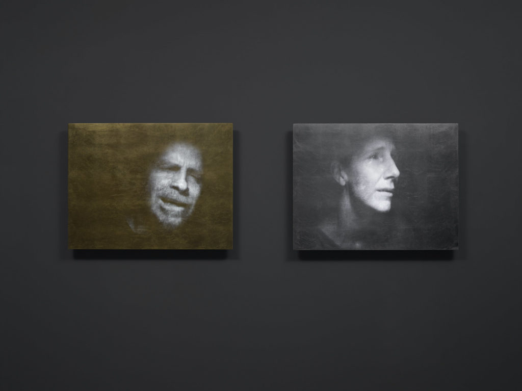 Bill Viola Unspoken (Silver & Gold), 2001 Black-and-white video projected diptych on one 1 gold and one silver-leaf panel mounted on wall, 62,3x193x5,7 cm 35:40 minutes Performers: John Malpede, Weba Garretson Photo: Peter Mallet