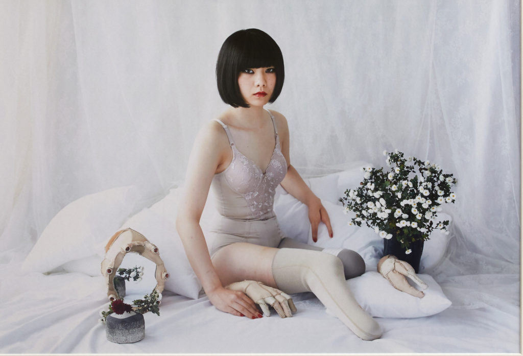 Io, lei, l’altra: Ritratti e autoritratti fotografici di donne artiste - Mari Katayama You’re mine #002 2014 Stampa cromogenetica (C-print), cornice con conchiglie, perline e Swarovski © Mari Katayama Collezione privata, Roma