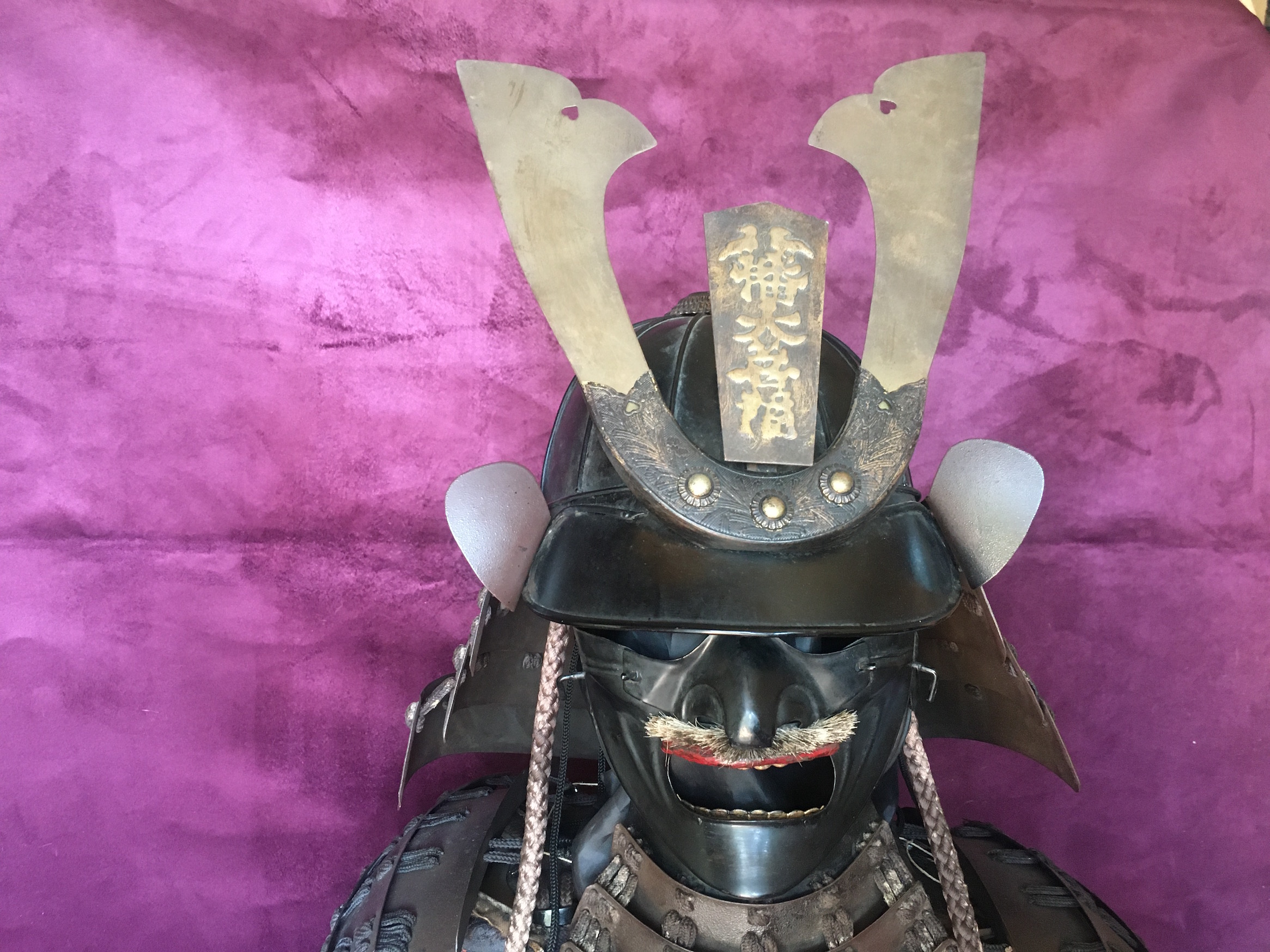 Yaroi_Armatura samurai e cassa d'armi_fine XIX secolo_dettaglio bassa