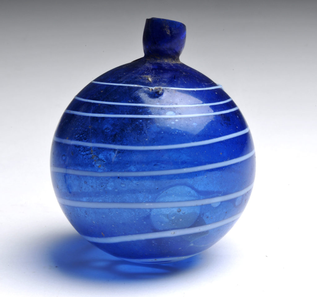 Balsamario sferico in vetro soffiato blu con filamento bianco applicato e avvolto a spirale, da Garlasco. Prima metà I secolo d.C.