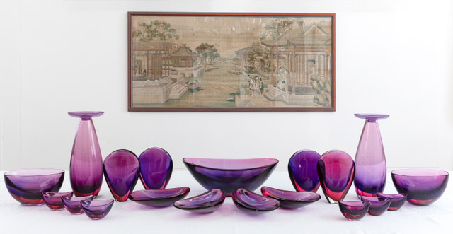 Flavio Poli, Seguso Vetri d’Arte, Murano, 1950 ca Grande centrotavola formato da vasi, coppe e conchiglie in vetro sommerso ciclamino-viola. Stima: 10.000 – 12.000 €