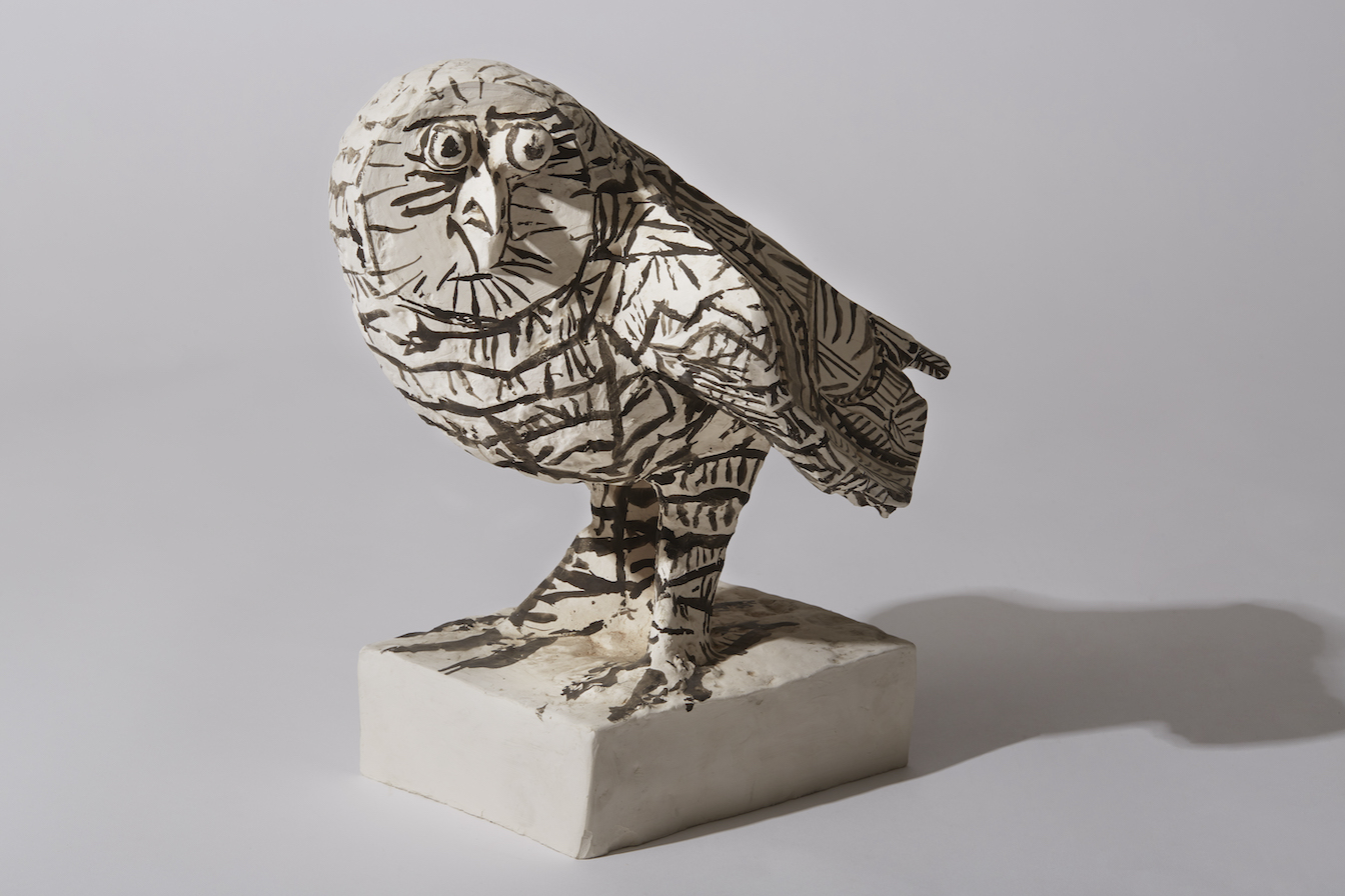 GALERIE DE L’INSTITUT | Picasso. Sculptures 1905-1962 - The Owl, 1953, molded and painted clay, 34 x 26 x 37 cm. © Succession Picasso 2022