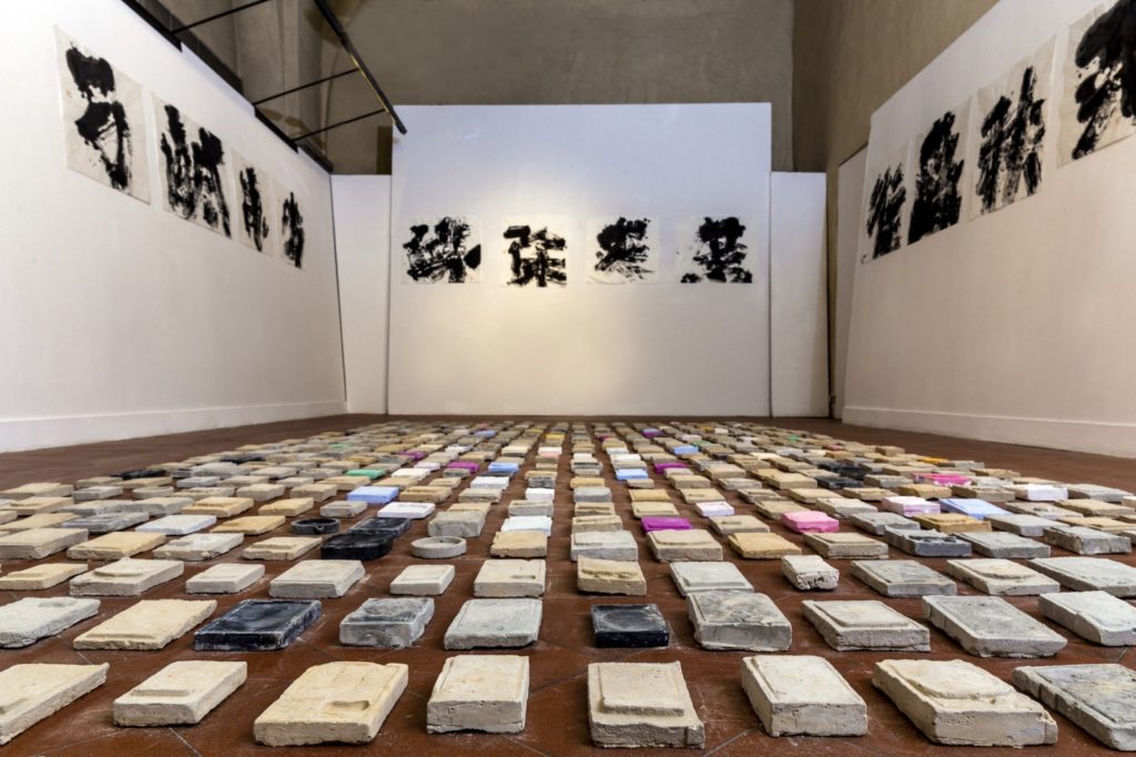  la personale di Qiu Y a cura di Elisabetta Roncati - installazione: “Tenon Mortise”, installation, 500 pieces of ink stones, concrete, variable size, 2017-2021