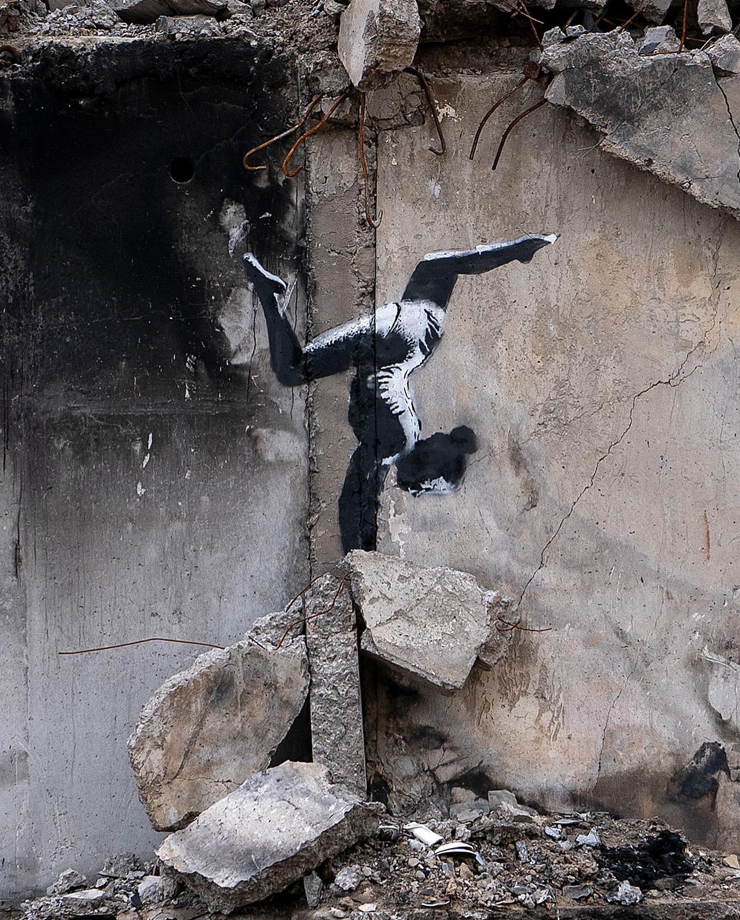 Opera di Banksy a Borodyanka, in Ucraina. Dal suo profilo Instagram