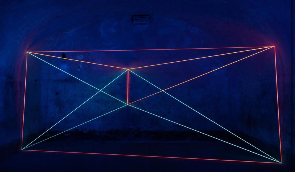 Vincenzo Marsiglia, Wrap, 2022, nastri acrilici e luce UV, dimensioni variabili, Forte di Fortezza BZ, courtesy l'artista, fotografia di Ivo Corrà