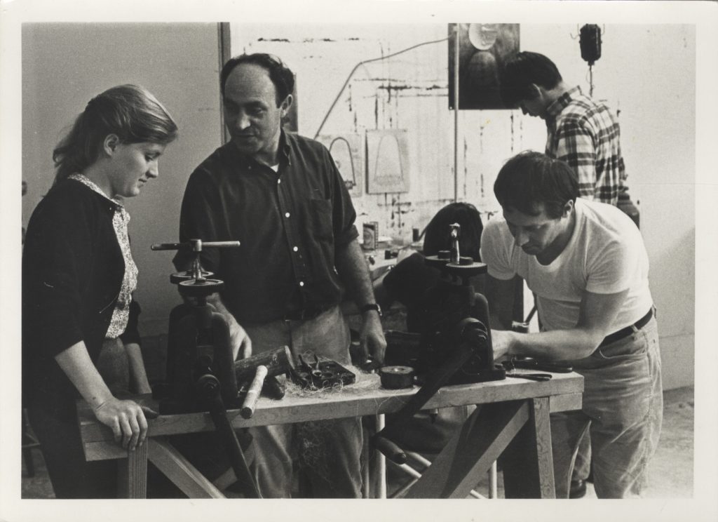 Arnaldo Pomodoro con gli studenti dell’Art Department della Stanford University, 1966-1967 Foto Leo Holub