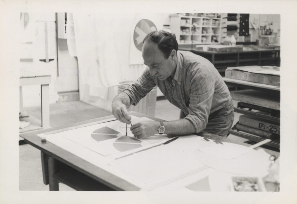 Arnaldo Pomodoro al lavoro nella stamperia Collector’s Press di Los Angeles, 1968-1969 Foot Hank Baum