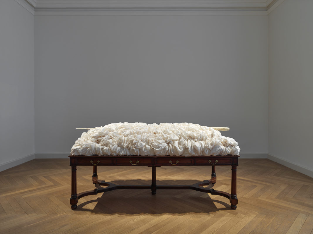James Lee Byars The Unicorn Horn, 1984 Seta, corno di narvalo Corno: 20.5 x 237 cm Totale: 300 x 120 x 110 cm Veduta dell’installazione, James Lee Byars, The Palace of Perfect, Kewenig Gallery, Berlino, 2019 © The Estate of James Lee Byars, courtesy Michael Werner Gallery, New York e Londra Foto Stefan Müller