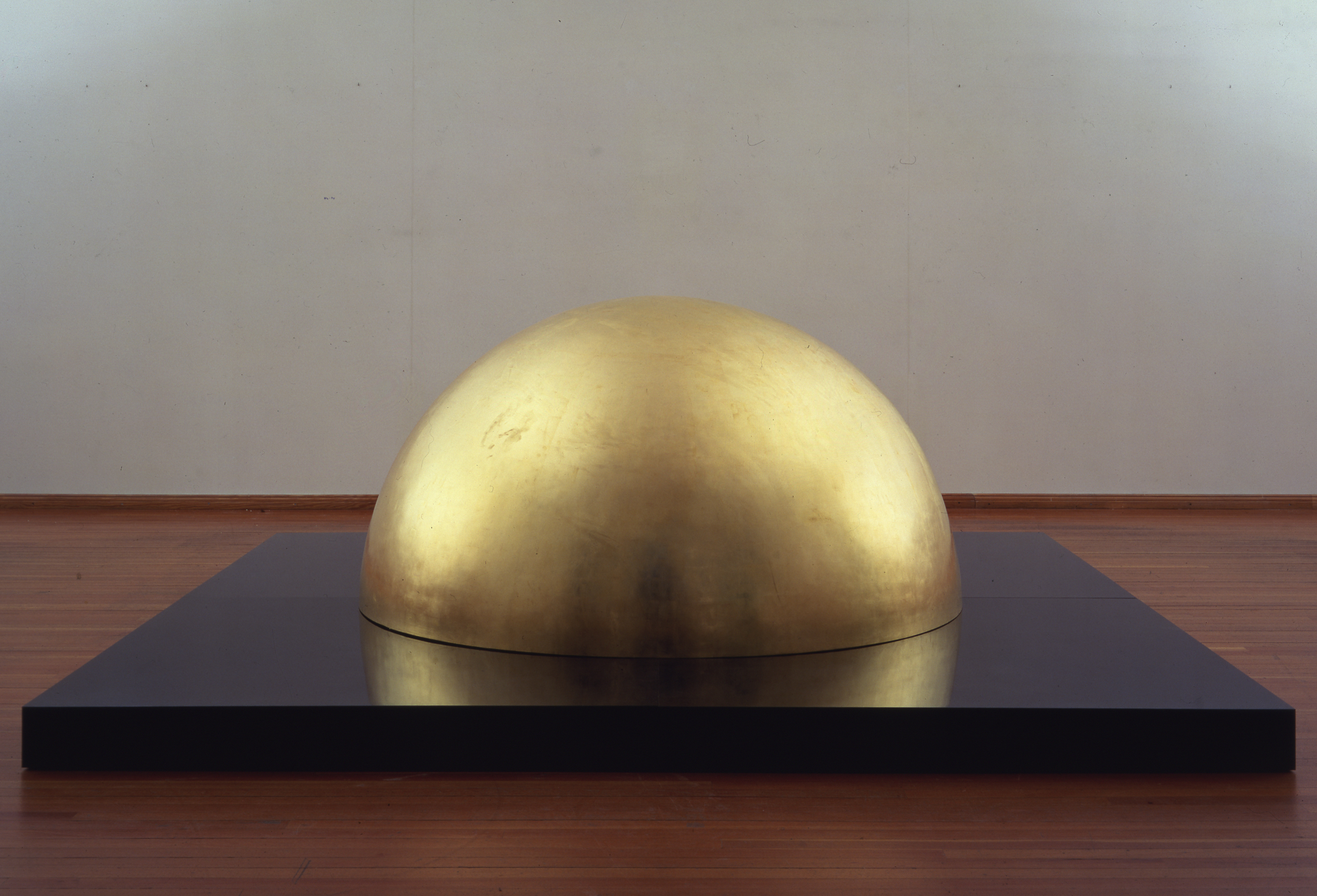 James Lee Byars The Capital of the Golden Tower, 1991 Acciaio inossidabile dorato, legno dipinto 125 x 250 x 250 cm © The Estate of James Lee Byars, courtesy Michael Werner Gallery, New York e Londra Foto Roman März