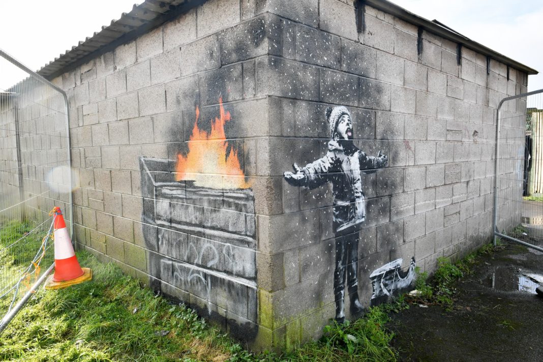Banksy Painting Walls 1. SEASON’S GREETINGS 2018 vernice spray su muro di mattoni Brentwood (UK), Brandler Galleries