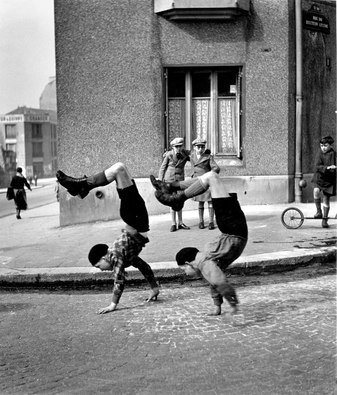 Robert Doisneau, Les frères, rue du Docteur Lecène, Paris 1934 © Robert Doisneau