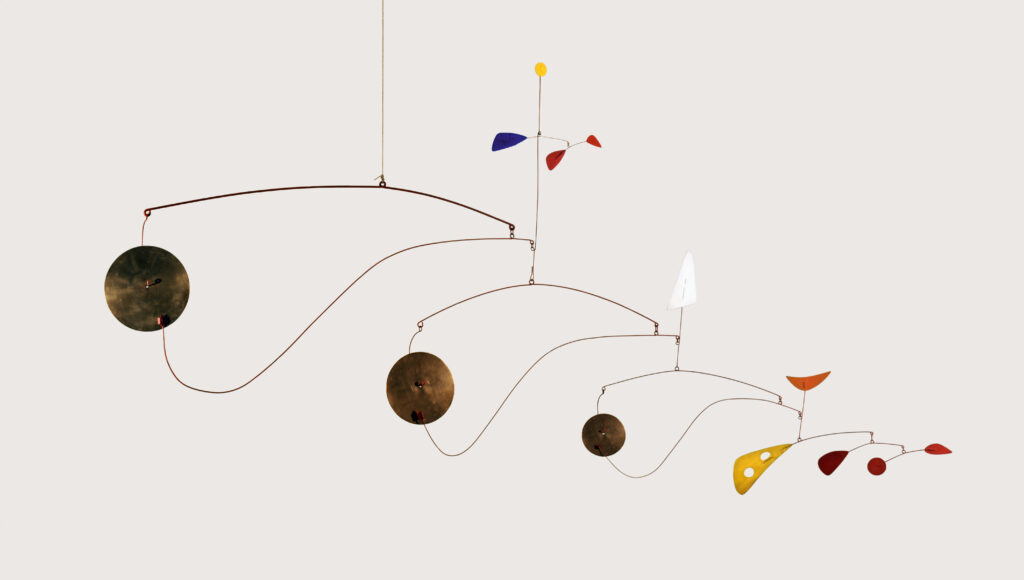 Alexander Calder Triple Gong c. 1948 Ottone, lastra di metallo, filo metallico e pittura 99.1 × 190.5 × 7 cm Calder Foundation, New York Photo courtesy Calder Foundation, New York / Art Resource, New York © 2024 Calder Foundation, New York / Artists Rights Society (ARS), New York