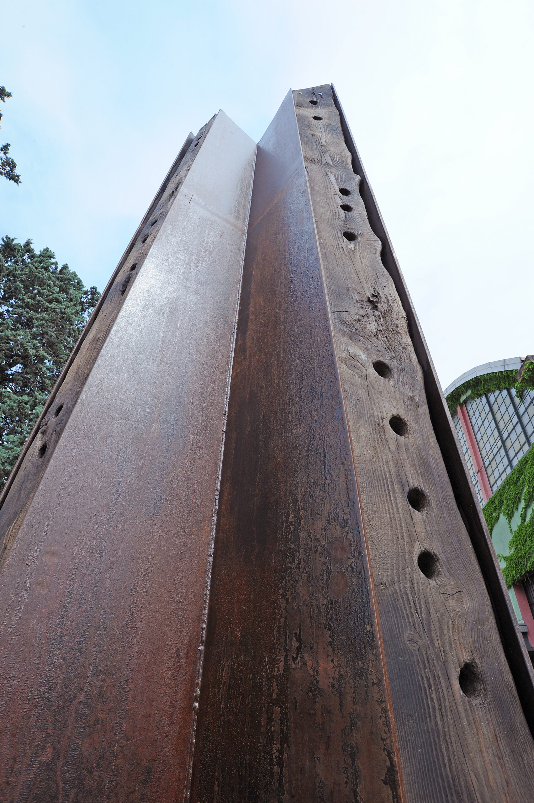 2015_MCC Obelisco legno_di_recupero_e_acciaio_corten cm_420x230x170 © Mimmo Capurso