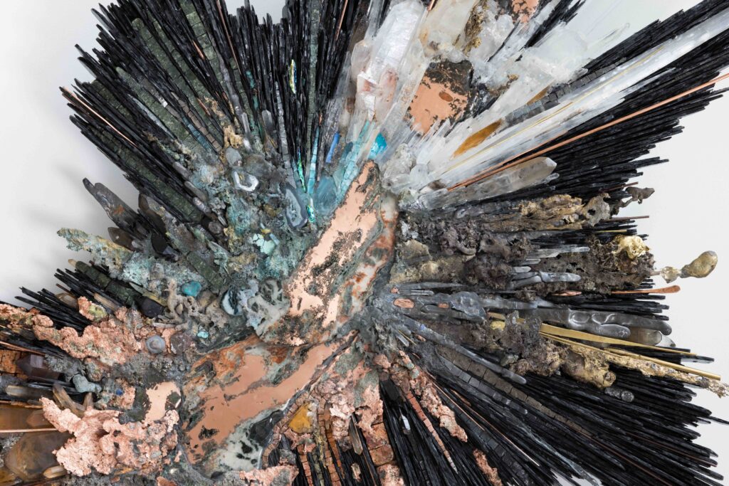 Béatrice Serre Grand Big Bang, 2024 Plates and nuggets of native copper, gold enamel, turquoise, opaline, rutile quartz, crystal quartz, rock crystal, selenite, fluorite, crystallized chalcedony, agates, white onyx, marble, travertine, green granite, dichroic glass, handmade glass and slabs of Venetian glass, bronze, brass and oxidized metals. Structure in aluminium. | Lastre e pepite di rame nativo, smalto dorato, turchese, opalina, quarzo rutilo, quarzo cristallino, cristallo di rocca, selenite, fluorite, calcedonio cristallizzato, agate, onice bianco, marmo, travertino, granito verde, vetro dicroico, vetro lavorato a mano e lastre di vetro veneziano, bronzo, ottone e metalli ossidati. Struttura in alluminio. 175 x 82 cm