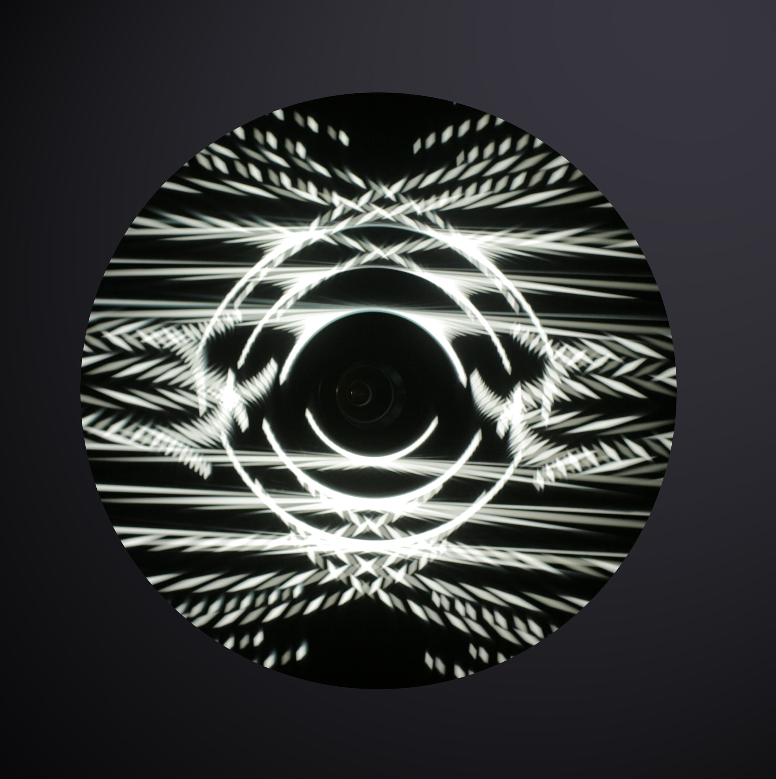 Tracing_Strobo_BWOggetto luminoso, stroboscopico, interattivo.
2023
Metacrilato nero matt, dischi metacrilato, ruotismi in acciaio con cuscinetti a sfera, LED, driver strobo, trasformatore. 220/12V.
Alimentazione 220 V.
61,5x61,5x12 cm – oblò Ø 50 cm.
16 barre in acciaio armonico, Ø 5 mm.
Esemplare unico.